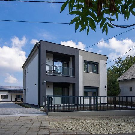 Csaladi Kikoeto Apartman Дьюла Экстерьер фото