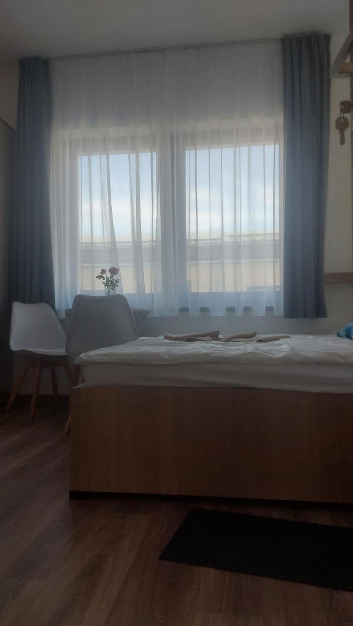 Csaladi Kikoeto Apartman Дьюла Экстерьер фото